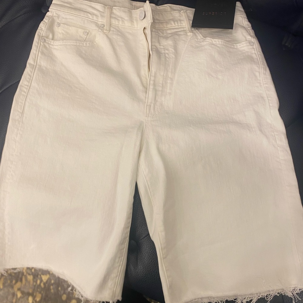 Mother undercover knee Fray short. Size 28